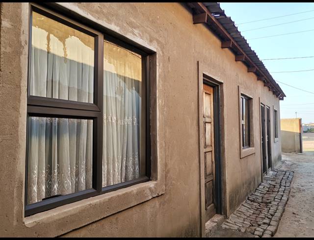 2 BEDROOM HOUSE FOR SALE IN TSAKANE
